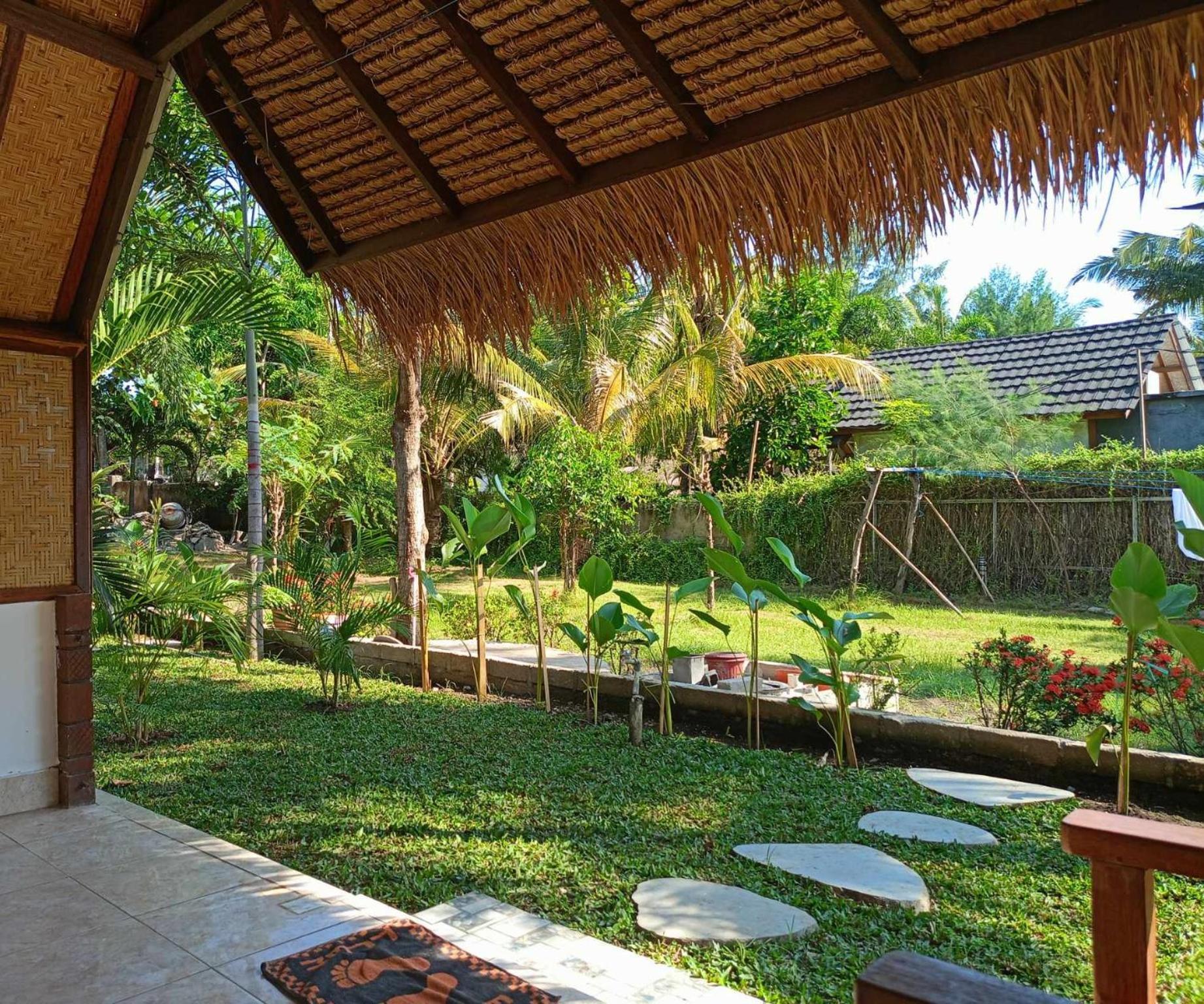 Bintang Tiga Bungalows Gili Air Exterior photo