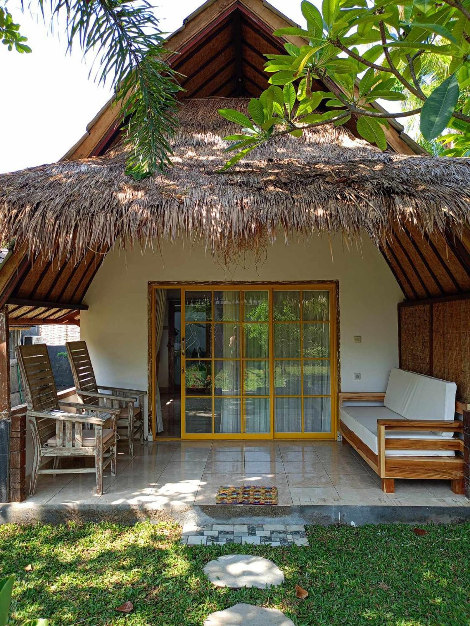 Bintang Tiga Bungalows Gili Air Exterior photo