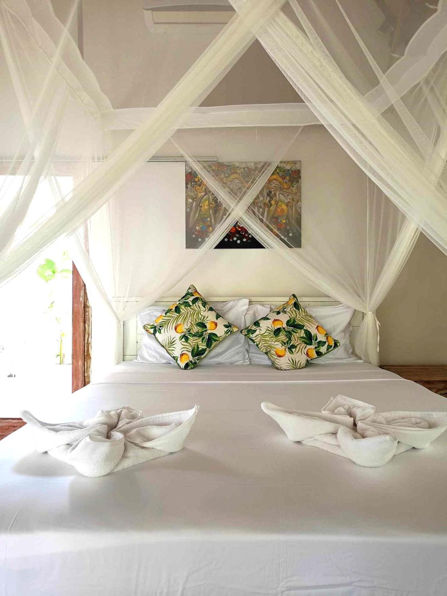 Bintang Tiga Bungalows Gili Air Exterior photo