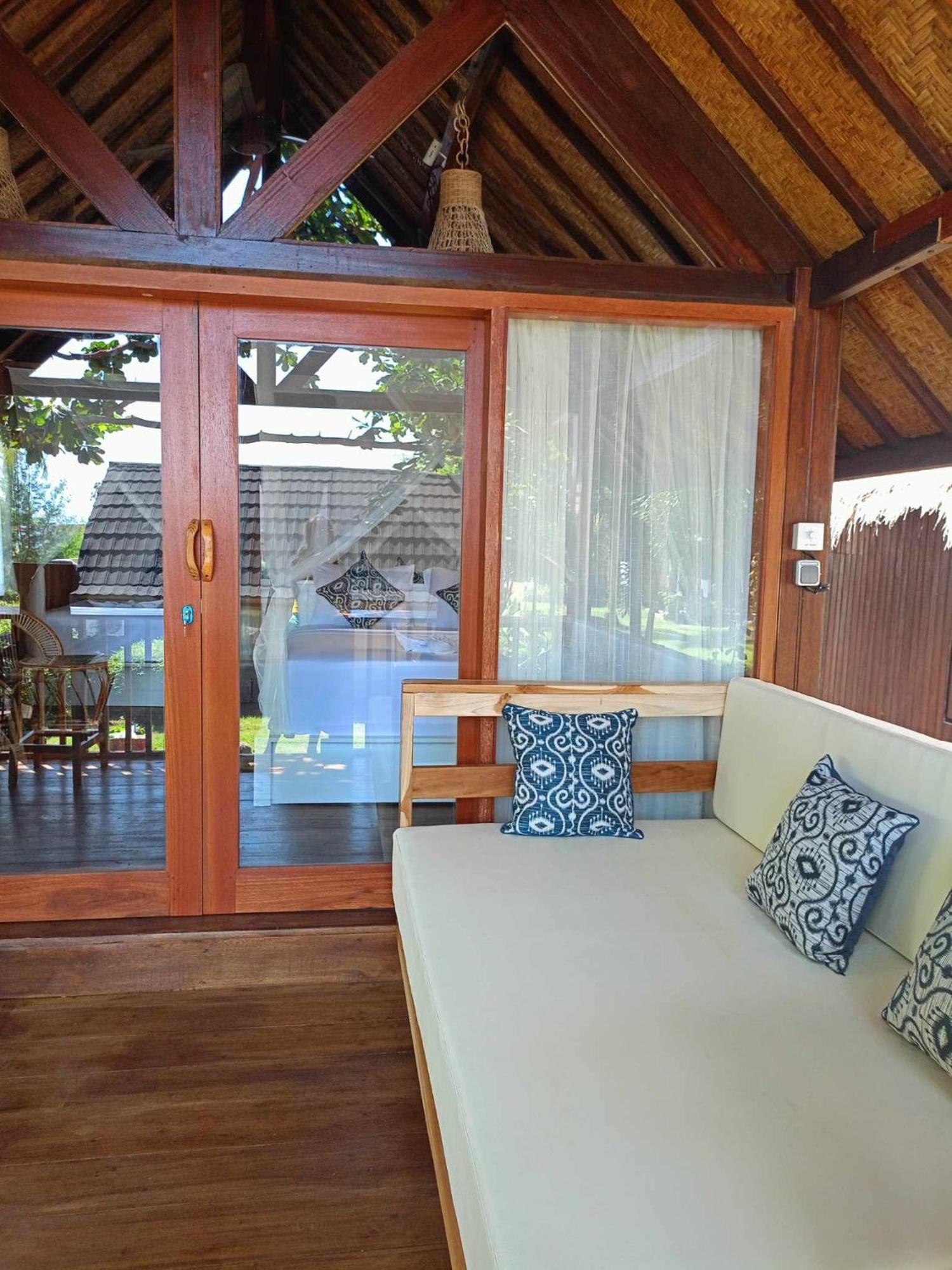 Bintang Tiga Bungalows Gili Air Exterior photo