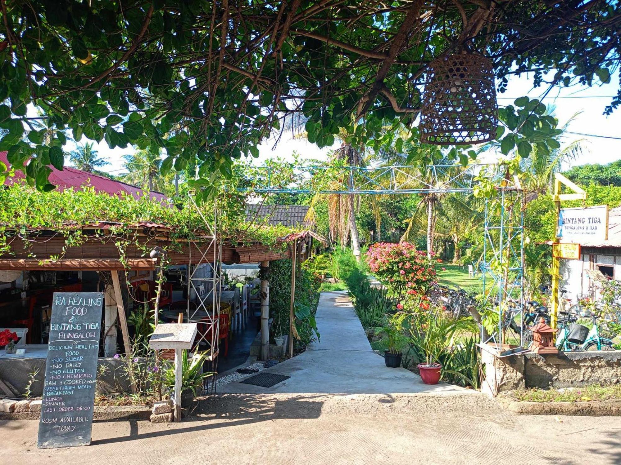 Bintang Tiga Bungalows Gili Air Exterior photo